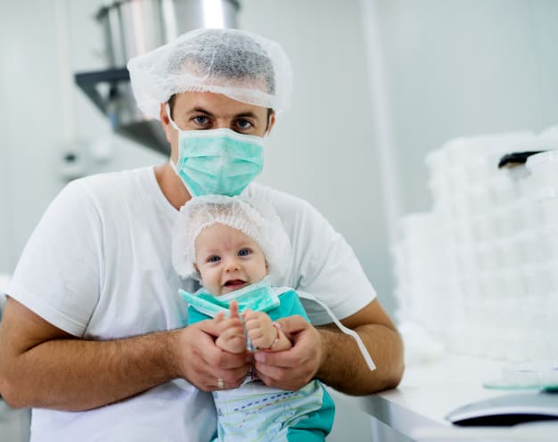 Accidentes más comunes en menores de edad en  España
Accidentes en niños y adolescentes 
bebe con su médico