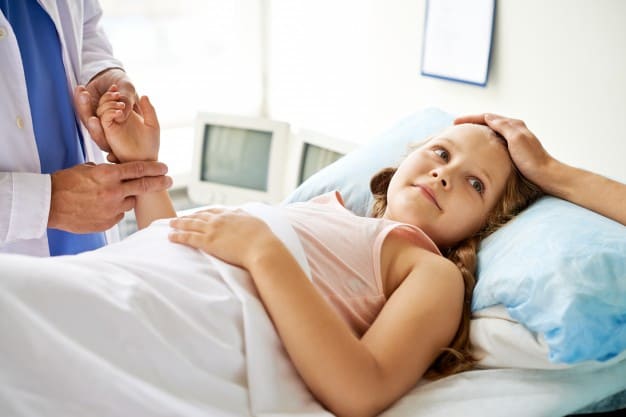 accidentes y enfermedades más comunes de niños y adolescentes en España. 
niña en hospital