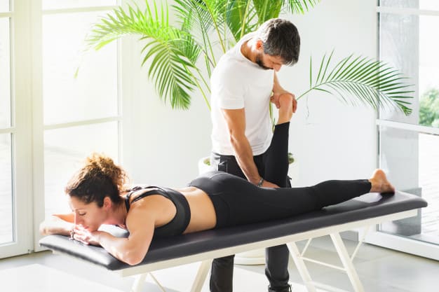 osteópata realizando pruebas al paciente