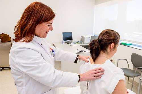 Atención de afección cervical  por un profesional medico