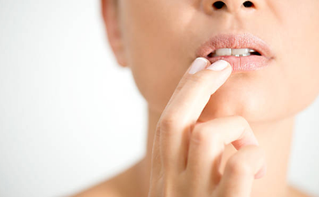 Queilitis o boqueras, pequeñas fisuras que se forman en las esquinas superior e inferior de la boca Queilitis o Boqueras en España